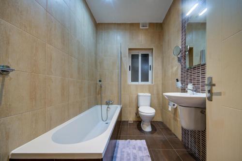 Koupelna v ubytování Exceptional Tigne Seafront Apartments by Shortletsmalta
