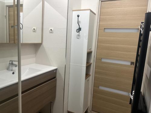 une salle de bain avec un lavabo et un miroir dans l'établissement CAP HERMES 3 Pieces Climatise 6 Personnes, à Fréjus