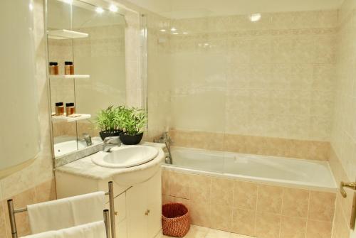 une salle de bain avec un lavabo et une baignoire dans l'établissement Centre Riviera 2P LHO5516, à Cannes