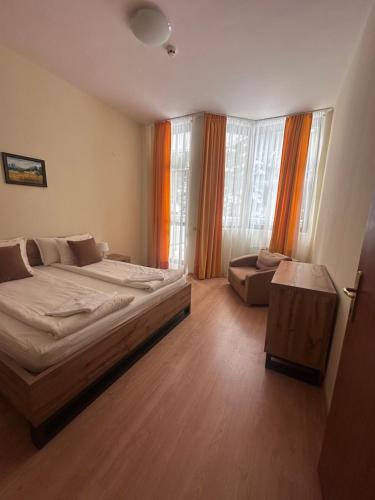 Stylish one bedroomed apartment 112 in main Flora building