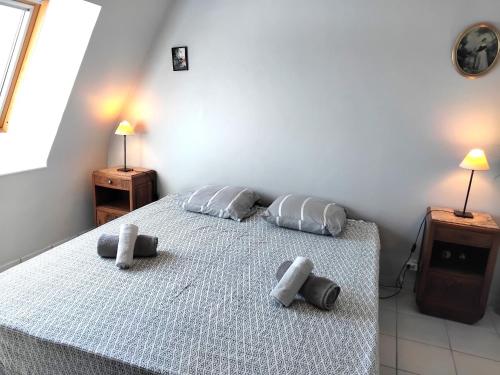 Ένα ή περισσότερα κρεβάτια σε δωμάτιο στο Maison ALIS 5 pièces 10 personnes à 100 mètres de la plage du Courégant