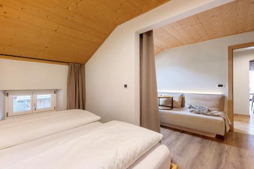 a bedroom with two beds and a window at Ferienwohnung Lavendel Thalerhof in Ponte Nova