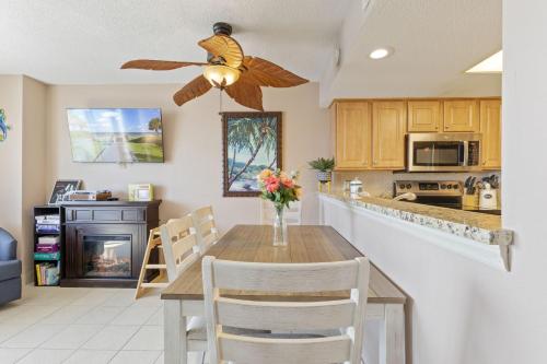 Dapur atau dapur kecil di Atlantica Oceanfront Condos