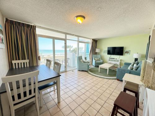 Televisyen dan/atau pusat hiburan di Atlantica Oceanfront Condos