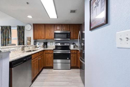Dapur atau dapur kecil di Atlantica Oceanfront Condos