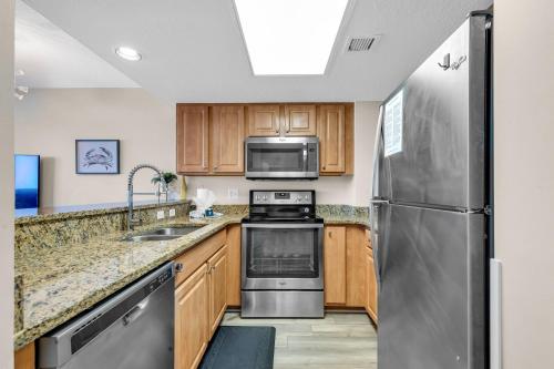 Dapur atau dapur kecil di Atlantica Oceanfront Condos
