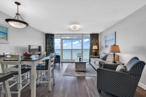 Televisyen dan/atau pusat hiburan di Atlantica Oceanfront Condos