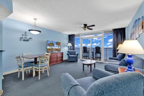 Ruang duduk di Atlantica Oceanfront Condos