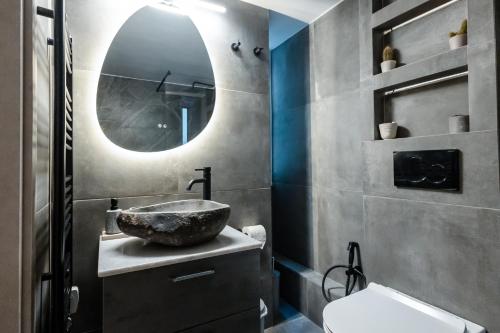 CHARĀ Apartment in Plaka, Under The Acropolis