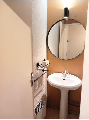 une salle de bain avec un lavabo et un miroir dans l'établissement Great Mountain Home, à Le Biot