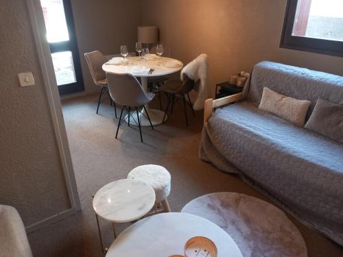 un salon avec un canapé et une table dans l'établissement Great Mountain Home, à Le Biot