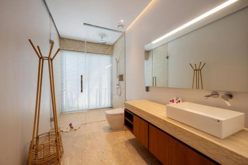 Ένα μπάνιο στο Spacious 4BR Private 15m Pool Villa Anchan V10 in Gated Residence