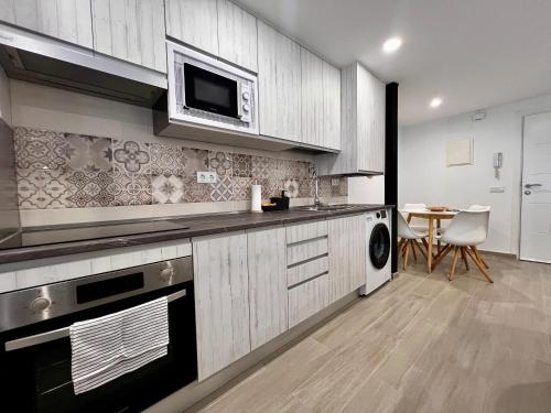 a kitchen with a sink and a microwave at Villa Serena in Escalona