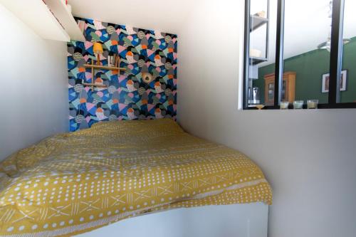 une chambre avec un lit et un miroir dans l'établissement Studio Balcon avec Parking securisé, à Montreuil