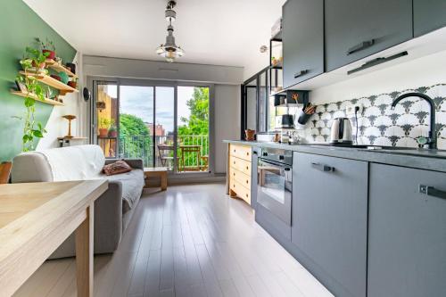 - une cuisine avec un canapé et une table dans une chambre dans l'établissement Studio Balcon avec Parking securisé, à Montreuil