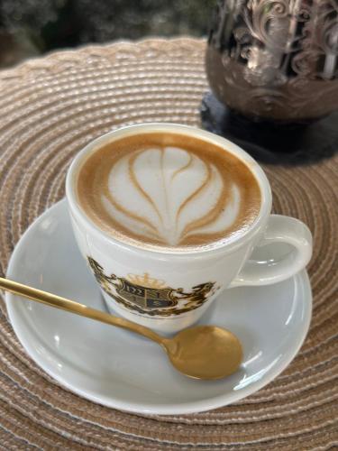 Kemudahan buat kopi dan teh di suite Conte Fioravanti