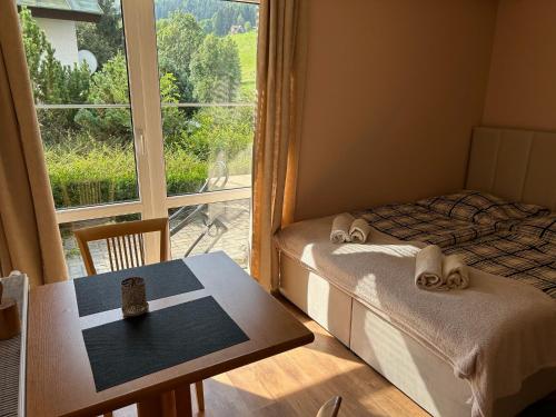 Postel nebo postele na pokoji v ubytování Apartmány Gryf Harrachov
