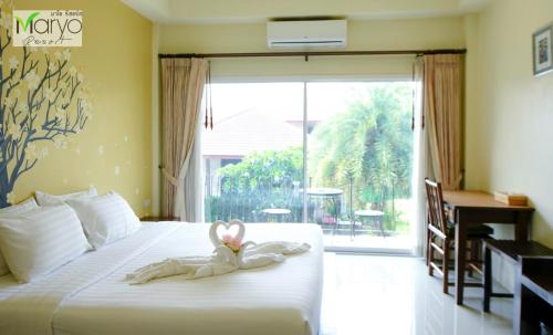 - une chambre avec un lit et un bunny dans l'établissement Maryo Resort Chiangrai - SHA Plus, à Chiang Rai