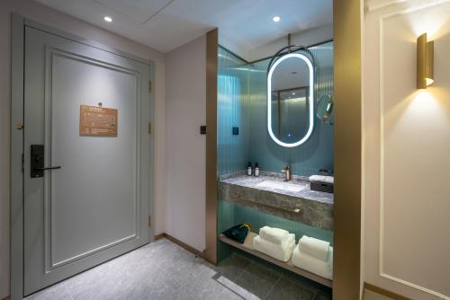 Et badeværelse på Royalton Hotel Beijing Olympic Sports Center Bird's Nest