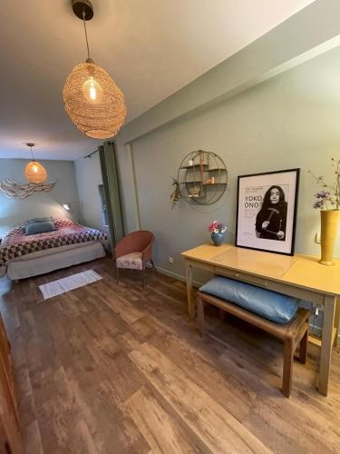 une chambre avec un lit et une table dans l'établissement Charming Normandy Cottage, à Saint-Julien-sur-Calonne