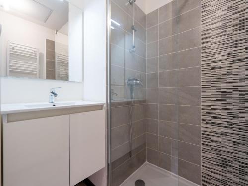 une salle de bain avec douche et lavabo dans l'établissement La Dune 54 - Villa 3P6, à Valras-Plage