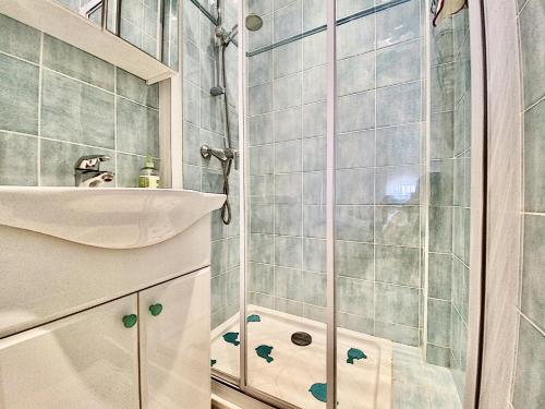 une salle de bain avec un lavabo et une douche dans l'établissement Palais Hoche 2P LON5218, à Cannes
