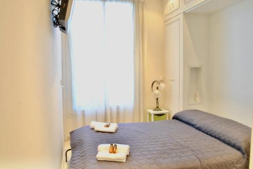 une chambre avec un lit avec deux serviettes dessus dans l'établissement Palais Hoche 2P LON5218, à Cannes