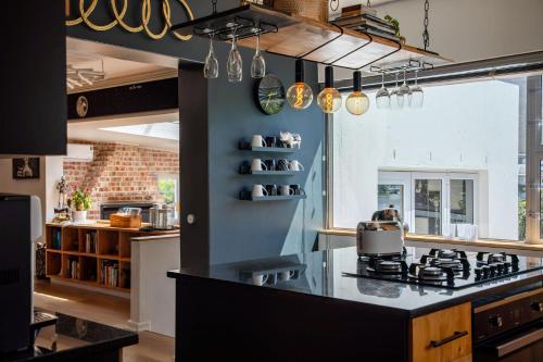 una cocina con estufa y encimera en Tranquil Waterfront Hideaway with Stunning Views, en Ciudad del Cabo