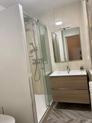 une salle de bain avec douche et lavabo dans l'établissement Joli Nid, à Menton