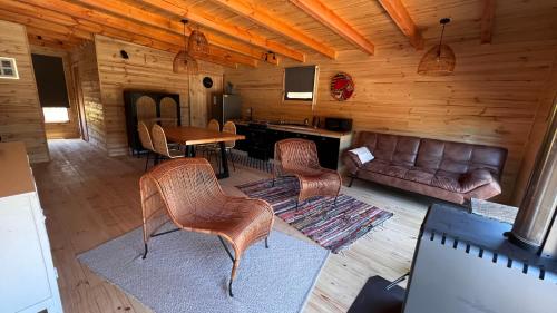Un lugar para sentarse en Casa R, Cabaña Pichilemu