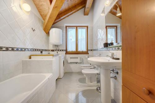 a bathroom with a tub sink and a toilet at Appartamento Carla, Strembo in Strembo