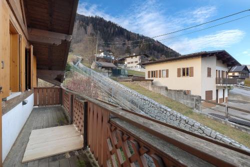 a balcony of a house with a wooden railing at Appartamento Carla, Strembo in Strembo