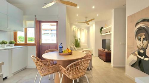 a kitchen and dining room with a table and chairs at Aguaviva apartment in Callao Salvaje