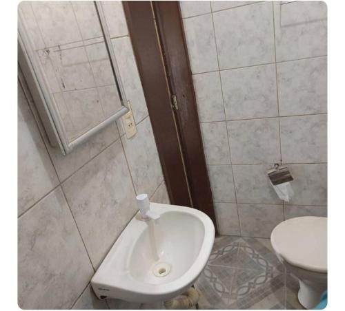 Ένα μπάνιο στο Ampla casa com acesso ao Rio