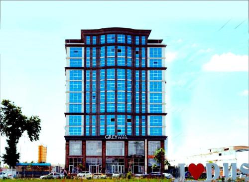 ドゥシャンベにあるHotel Tajikgrey Dushanbeの看板が貼られた高層ビル
