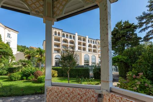 Taman di luar Hotel Kvarner Palace