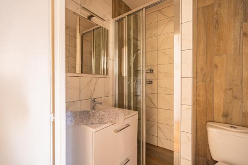 une salle de bain avec toilettes et lavabo dans l'établissement T2 à Ambilly avec Terrasse, Tram 17, Genève, à Ambilly