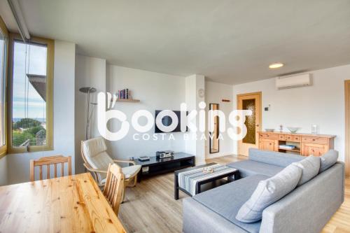 ein Wohnzimmer mit Sofa und Tisch in der Unterkunft La Rambla in Sant Feliu de Guixols