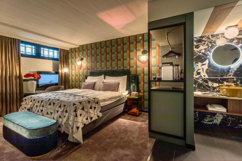 Postel nebo postele na pokoji v ubytování The Home Hotel Zürich - a member of DESIGN HOTELS