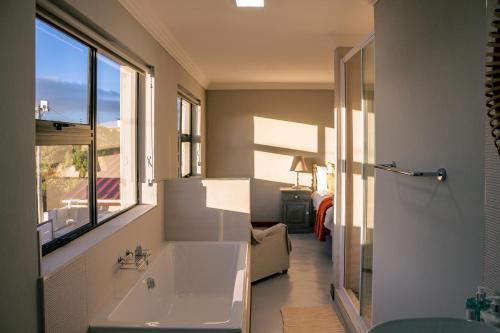 Ένα μπάνιο στο De Kelders Hideaway with Heated Pool