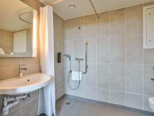モンルージュにあるB&B HOTEL Paris Porte d'Orléansのバスルーム(シンク、シャワー付)