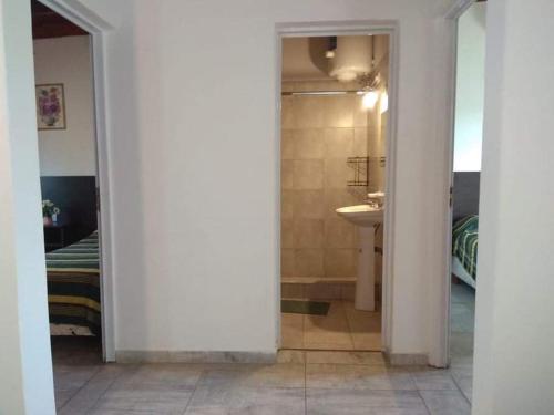 Habitación con baño con ducha y lavabo. en Angará Bungalows, en Federación