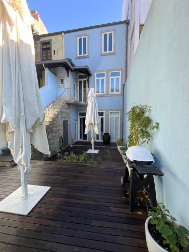 een patio met een witte parasol en een gebouw bij Duke`s Retreat in Porto