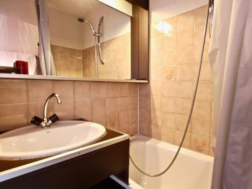 un bagno con lavandino e doccia di Studio 4 pers avec balcon et parking couvert - FR-1-340-50 a Chamrousse