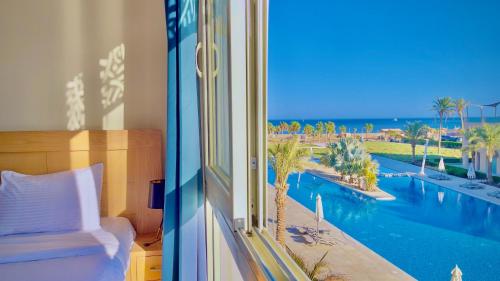 Ollystays Mangroovy Seaview 2BR Beach and Pool Free access