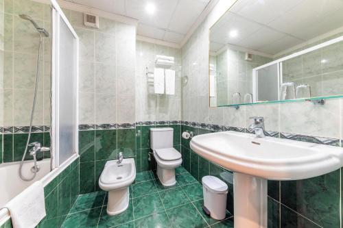 a bathroom with a sink and a toilet at Port Europa in Calpe