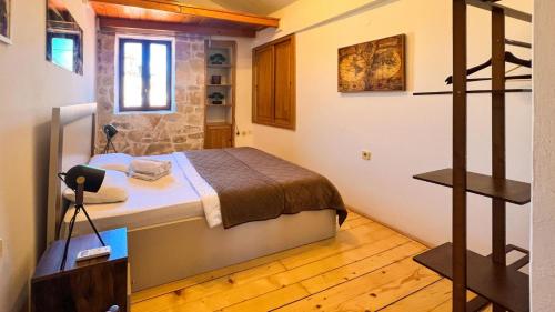 Postel nebo postele na pokoji v ubytování Old Town Homestel