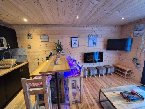 UvernetにあるCharmant T2 rénové- Praloup 1600-parking privé, proche stationの部屋にテーブルと椅子のあるキッチン