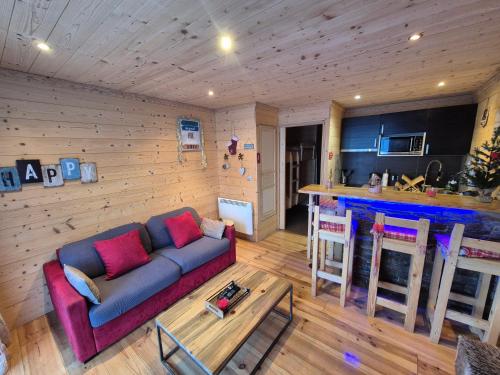 UvernetにあるCharmant T2 rénové- Praloup 1600-parking privé, proche stationのソファとバーのあるリビングルーム