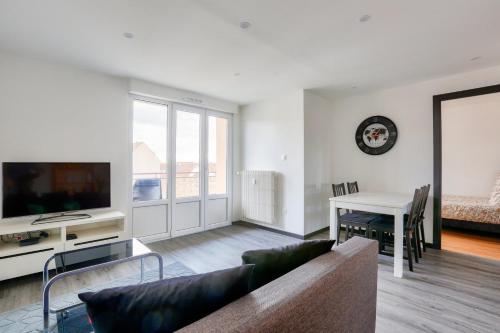 un salon avec un canapé et une table dans l'établissement Lovely 2 BR Flat with balcony near the city centre, à Strasbourg